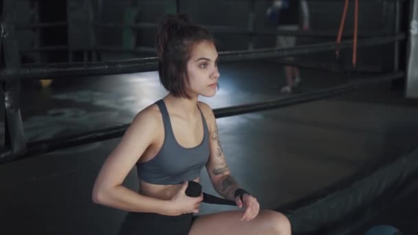 atleta tira sui polsi bende protettive prima dell'allenamento di boxe
 - Filmati, video