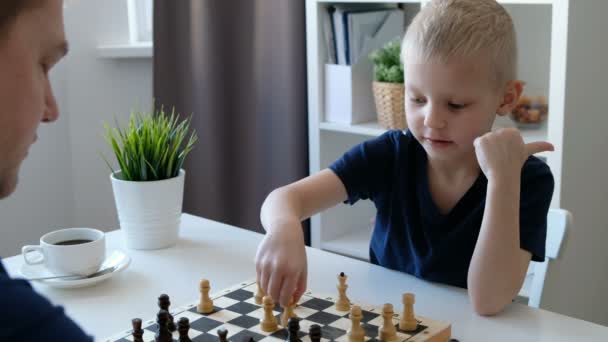 Little boy playing chess with his father. Education and family concept - Séquence, vidéo
