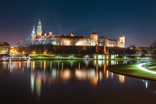 Wzgórze Wawelskie z zamkiem Królewskim w nocy. Kraków jest jednym z najbardziej znanych symboli w Polsce - Zdjęcie, obraz