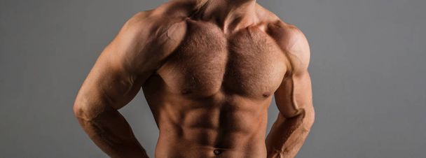 Έξι pack abs, ισχυρή στο στήθος. Σέξι μυϊκή ανδρών του κορμού έξι πακέτα, ab. ισχυρό αρσενικό, ο άνθρωπος τον κορμό. Μύες, αθλητής, αθλητικός τύπος, γυμνό κορμό. Αθλητικός άνδρας κατάρτισης με το γυμνό στήθος και ισχυρή δικέφαλου αφενός - Φωτογραφία, εικόνα