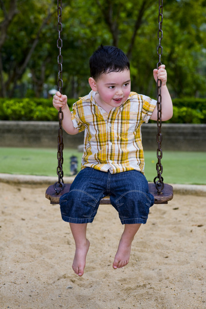 χαριτωμένο αγόρι σε μια κούνια - Φωτογραφία, εικόνα