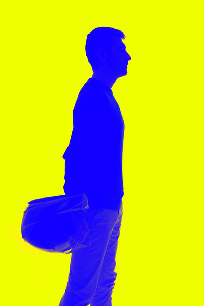 Человек с экипировкой на спине
 - Фото, изображение