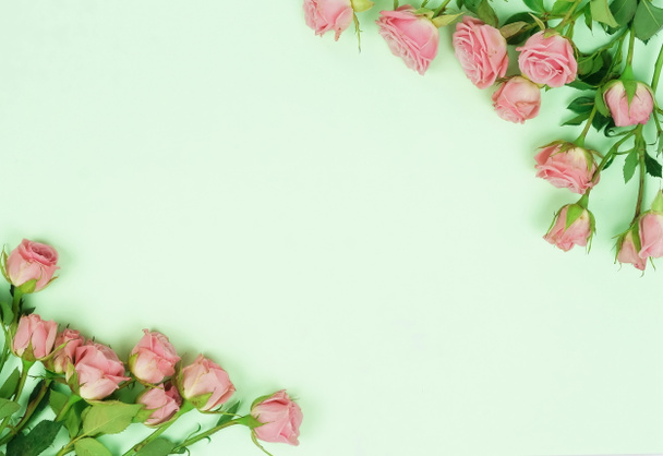 Draufsicht auf schöne Rosen auf grünem Hintergrund - Foto, Bild