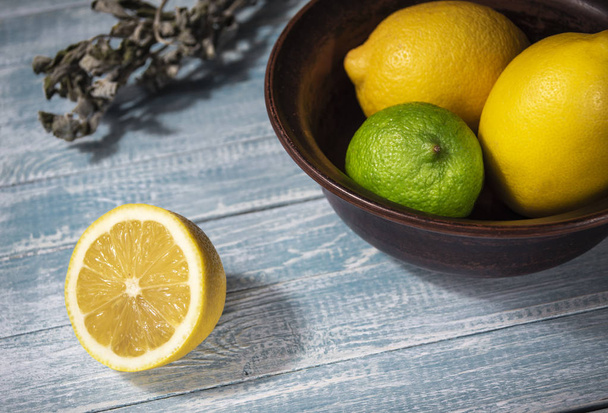 Zitronen auf rustikalem grünen Holzhintergrund - Foto, Bild