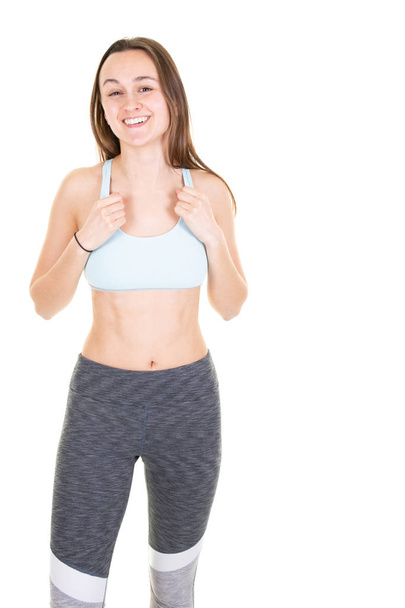 junge muskulöse Mädchen posiert auf weißem Hintergrund isoliert Porträt der schönen Fitness junge Frau - Foto, Bild