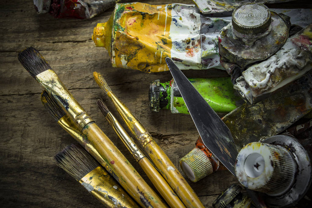 Eski boya tüpleri ve fırçalar ahşap arka plan üzerinde - Fotoğraf, Görsel
