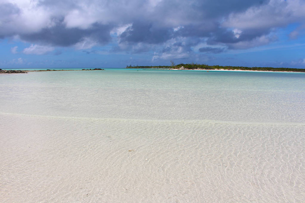 Playa y mar azul en una isla caribeña, Long Island, Bahamas
 - Foto, Imagen