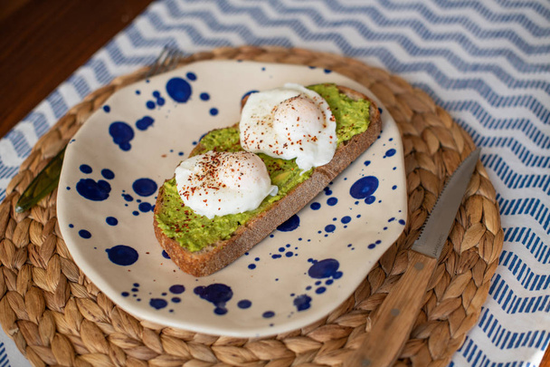 Avokádový toast s sázené vejce - Fotografie, Obrázek