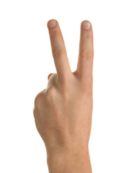 Mano masculina mostrando dos dedos sobre fondo blanco
 - Foto, imagen