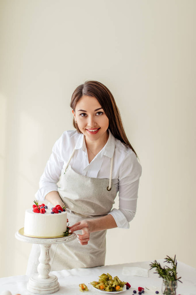 smiling girl offers fresh delicious dessert - Foto, afbeelding