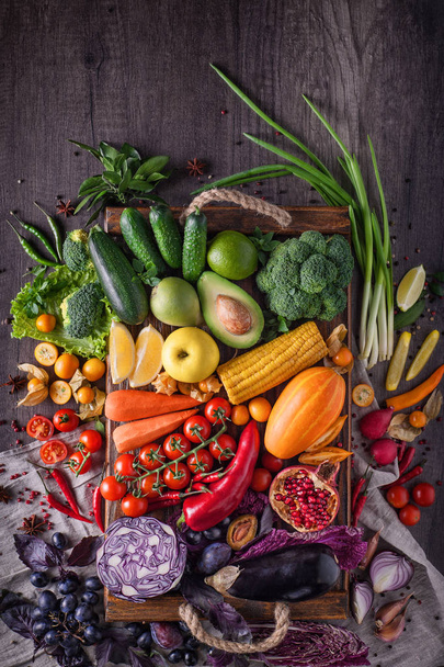 Фрукты и овощи лежат на деревянном столе вид сверху
 - Фото, изображение