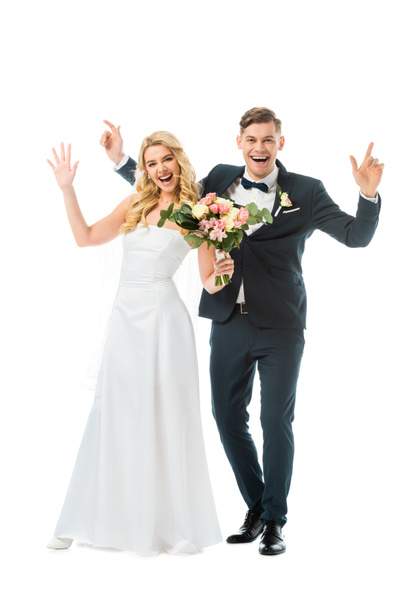 vidám menyasszony és a vőlegény integetett kézzel, miközben nézi a kamera elszigetelt fehér - Fotó, kép