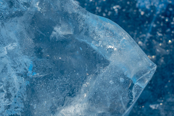 Stücke klaren blauen Eises des Baikalsees im Wintersonnenlicht. Schönheit der Natur - Foto, Bild