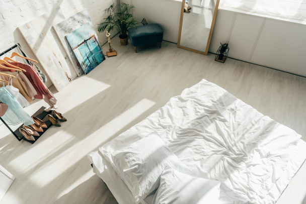vue aérienne de la chambre blanche moderne avec lit et armoire élégante
  - Photo, image
