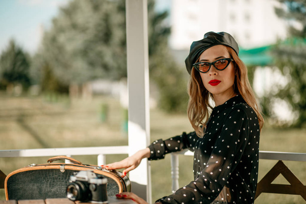 Jovem mulher bonita em um vestido vintage polka-dot em uma sessão de fotos retro-estilo
 - Foto, Imagem