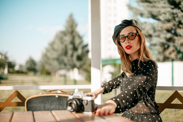 Giovane bella donna in un abito vintage a pois in un servizio fotografico in stile retrò
 - Foto, immagini