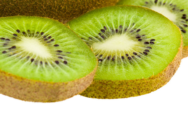 Groene kiwi geïsoleerd op witte achtergrond - Foto, afbeelding