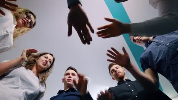 Úspěšný tým v úřadu: mnoho rukou drží pohromadě stojící v kruhu. Koncepce budování týmů. - Záběry, video