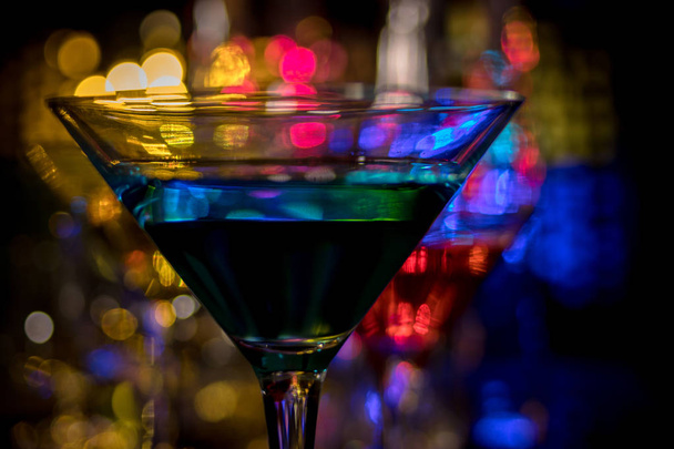 Коктейли и напитки в баре темного цвета на заднем плане
 - Фото, изображение