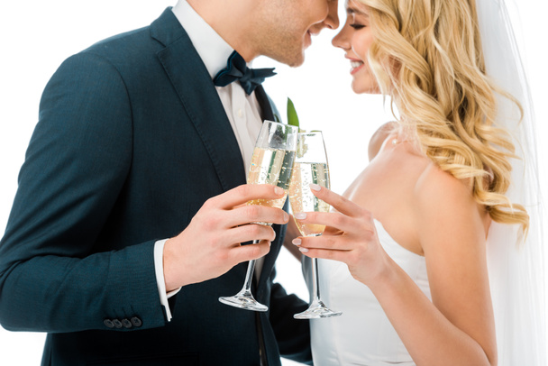 onnellinen morsian ja sulhanen clinking lasit samppanjaa seistessään kasvotusten eristetty valkoinen
  - Valokuva, kuva