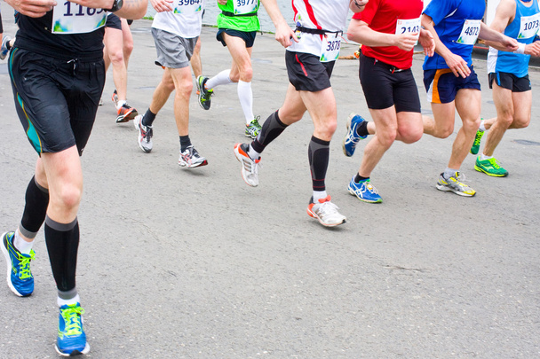 yksityiskohtaiset tiedot juoksijoiden jaloista maratonjuoksun alussa
 - Valokuva, kuva