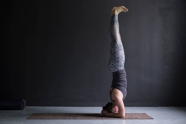 mulher praticando ioga, fazendo exercícios de headstand, pose de salamba sirsasana
 - Foto, Imagem
