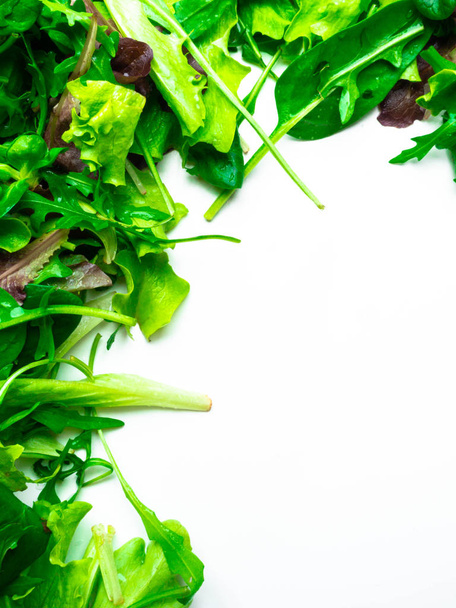 Свежий салат, листья шпината изолированы на белом фоне
 - Фото, изображение