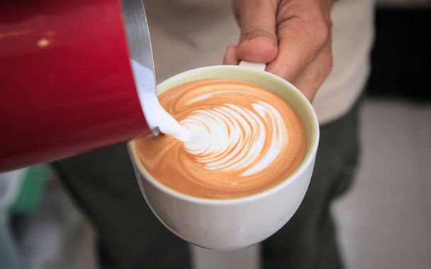 Barista make latte art. Cup of coffee latte in coffee shop - Foto, imagen