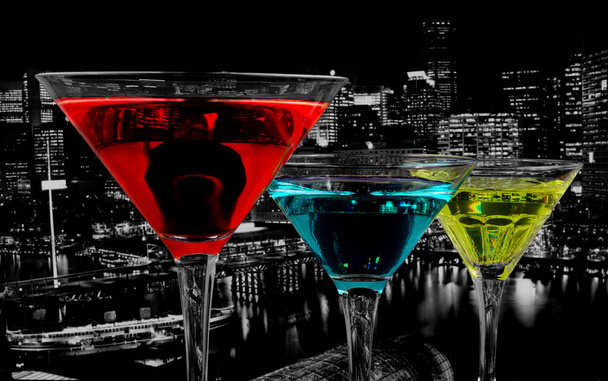 cocktails colorés et vue sur la ville de nuit
 - Photo, image