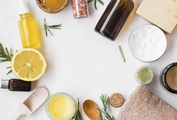 Natuurlijke huidverzorging ingrediënten met manuka honing, citroen, essentiële - Foto, afbeelding