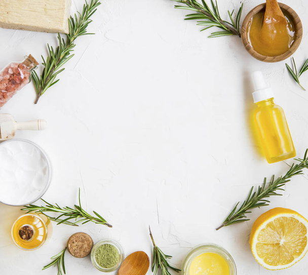 Natural skincare ingredients with manuka honey, lemon, essential - Foto, Imagen