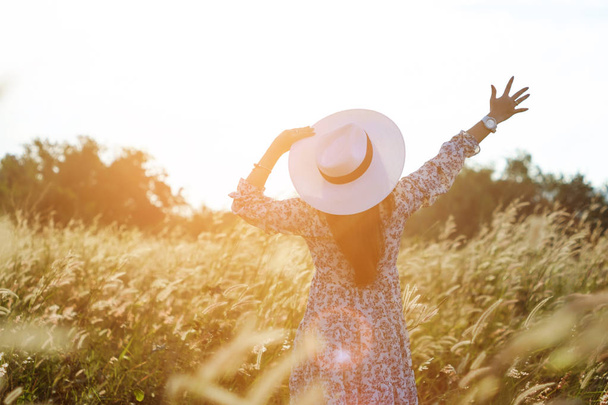 Portrait de jeune femme heureuse et jouissant sur une prairie sur un soleil
 - Photo, image