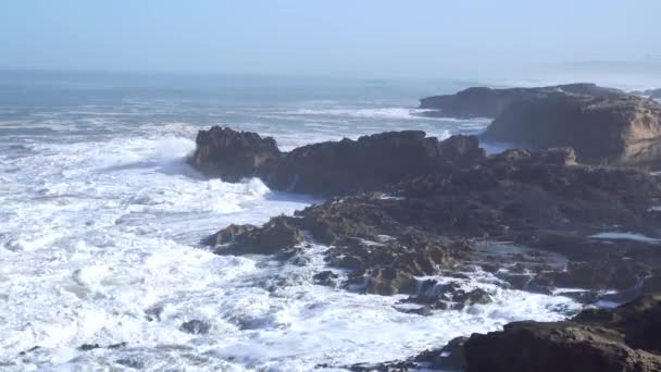 Mükemmel dalgalar Atlantik Okyanusu Afrika çöl Fas - kayalık sahil önünde kırıyorsun - Video, Çekim