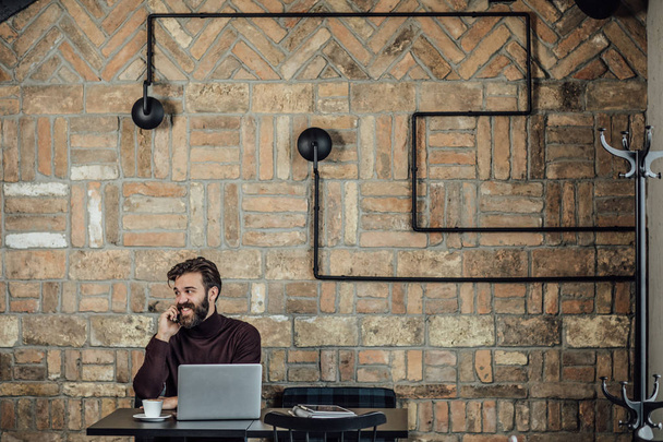 Modern Businessman Working at Cafe - Valokuva, kuva