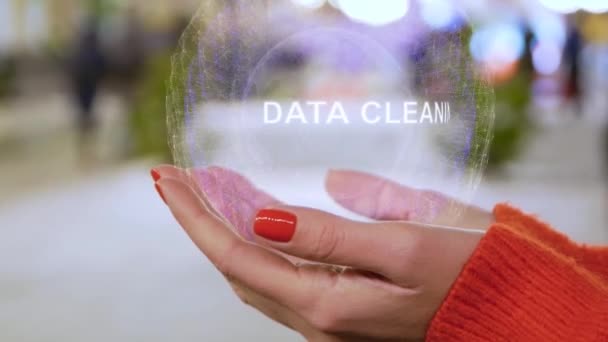 Γυναικεία χέρια που κρατούν μια εννοιολογική ολόγραμμα καθαρισμού δεδομένων - Πλάνα, βίντεο