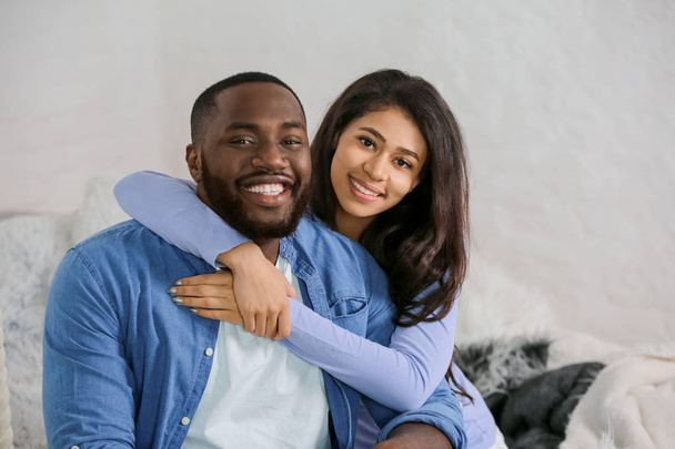 Felice coppia afro-americana a casa
 - Foto, immagini