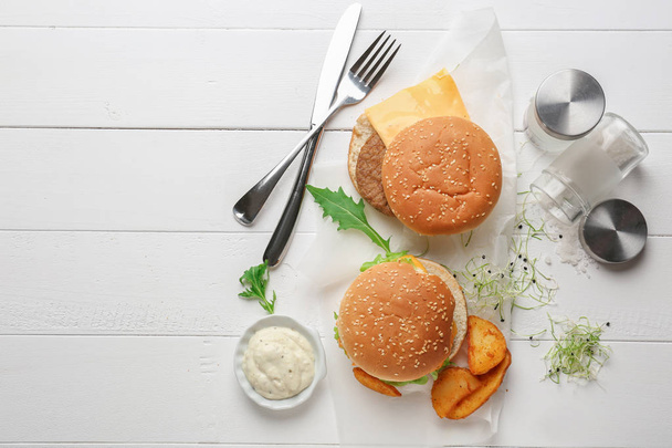 Složení s chutné hamburgery na stole - Fotografie, Obrázek