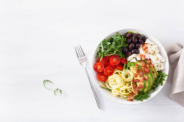 tazón de almuerzo cetogénico: calabacín espiralizado con aguacate, tomate
, - Foto, Imagen