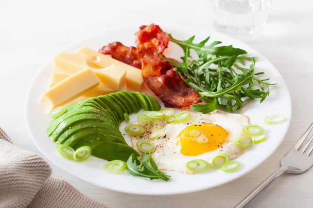 gezonde keto ontbijt: spek, ei, avocado, kaas - Foto, afbeelding