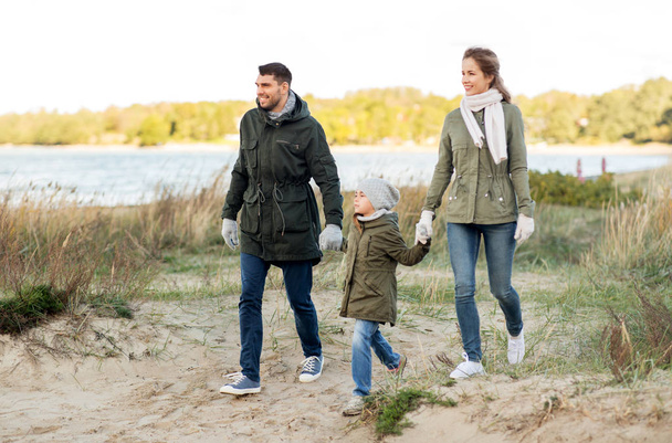 happy family walking along autumn beach - Foto, immagini