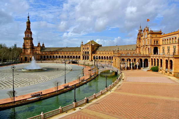 kilátás nyílik Sevilla fő tér Plaza de Espana - Fotó, kép