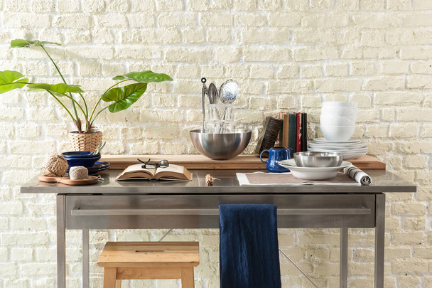 Arrière-plan table blanche avec accessoires de cuisine modernes, design d'intérieur
 - Photo, image
