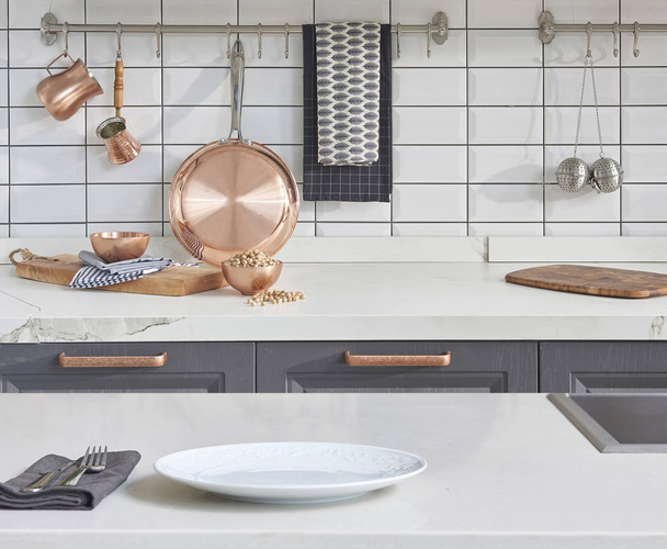 Фон сучасний зі столом з сучасними кухонними аксесуарами, дизайн інтер'єру
 - Фото, зображення