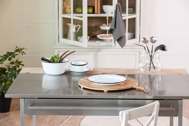 Neues Konzept der modernen Küche, Küchenaccessoires mit neuen Möbeln und verschwommenem Erscheinungsbild im Hintergrund  - Foto, Bild