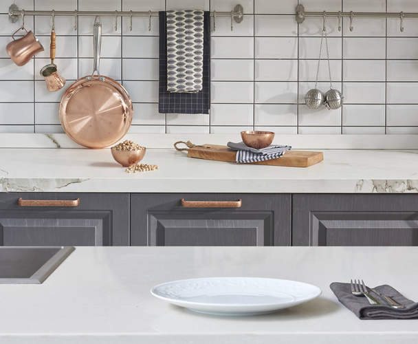 Фон сучасний зі столом з сучасними кухонними аксесуарами, дизайн інтер'єру
 - Фото, зображення