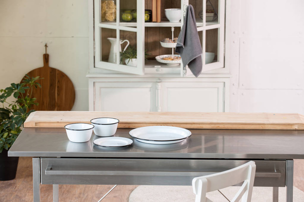 Nuevo concepto de cocina moderna, accesorios de cocina con muebles nuevos y aspecto borroso en el fondo
  - Foto, Imagen