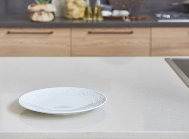 Új koncepció a modern konyha, konyha kiegészítők új bútorokkal és elmosódott megjelenés a háttérben  - Fotó, kép