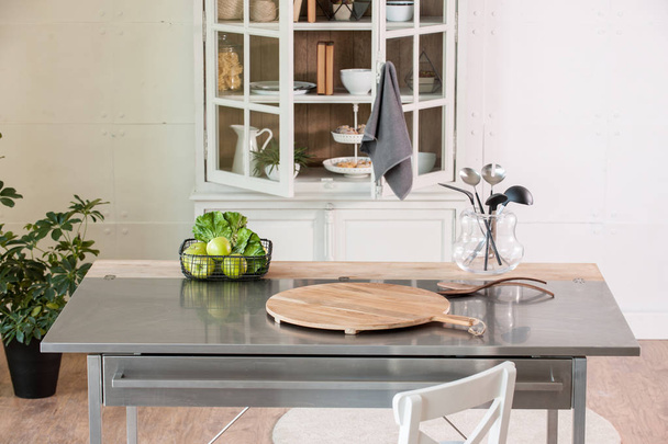 Nouveau concept de cuisine moderne, accessoires de cuisine avec de nouveaux meubles et aspect flou en arrière-plan
  - Photo, image