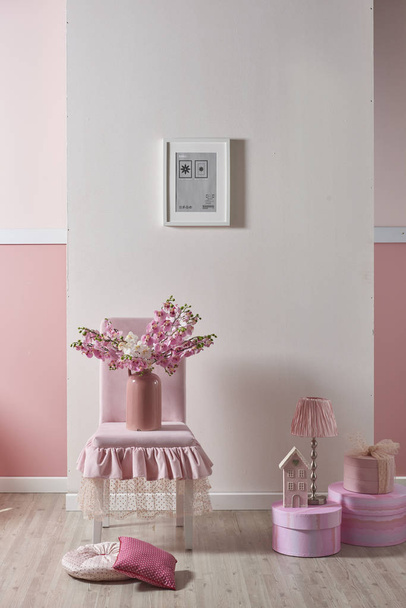 rosa, weiße Wand und dekorative Inneneinrichtung mit Blumen für Haus und Kinderzimmer, Design für Schlafzimmer - Foto, Bild