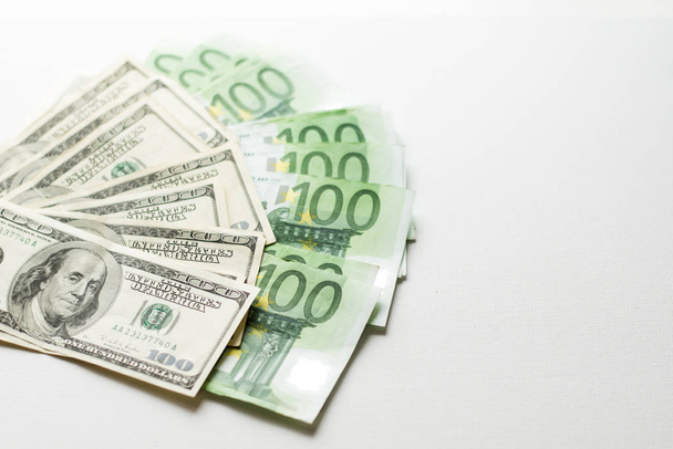 Δολάρια ΗΠΑ και ευρώ τραπεζογραμμάτια υφή. λευκό φόντο των εκατό δολαρίων και ευρώ λογαριασμών. - Φωτογραφία, εικόνα